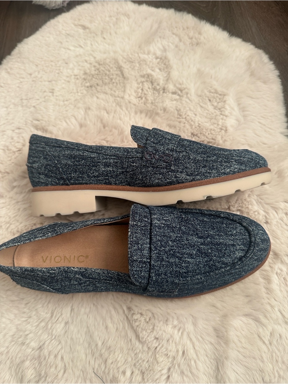 Vionic Women’s Navy Cleo Slip-On Loafers size 9